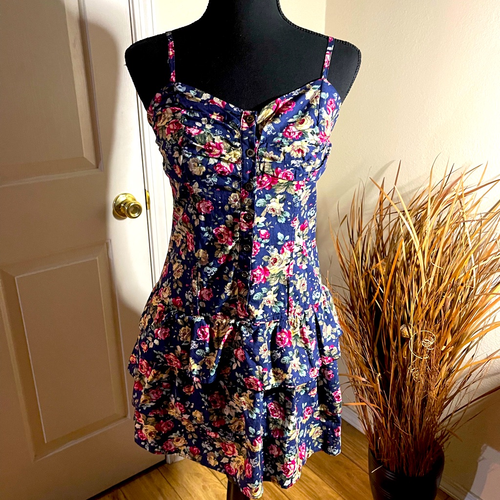 Love Culture Brand Beautiful Womens Size Medium Dress